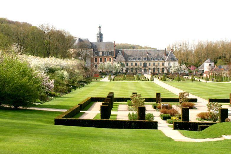 Jardin et château en pleine floraison.