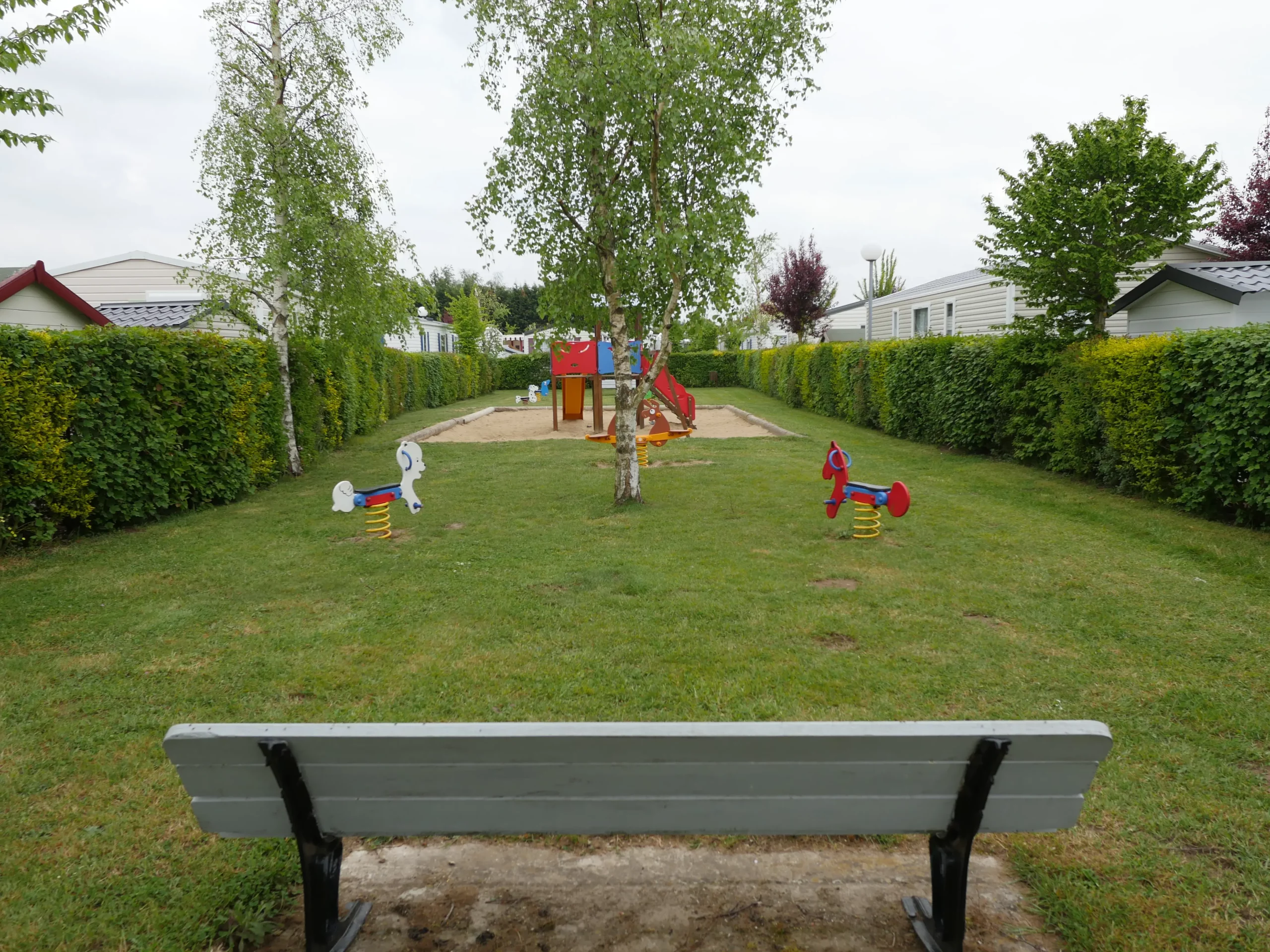 Parc de jeux avec balançoires colorées