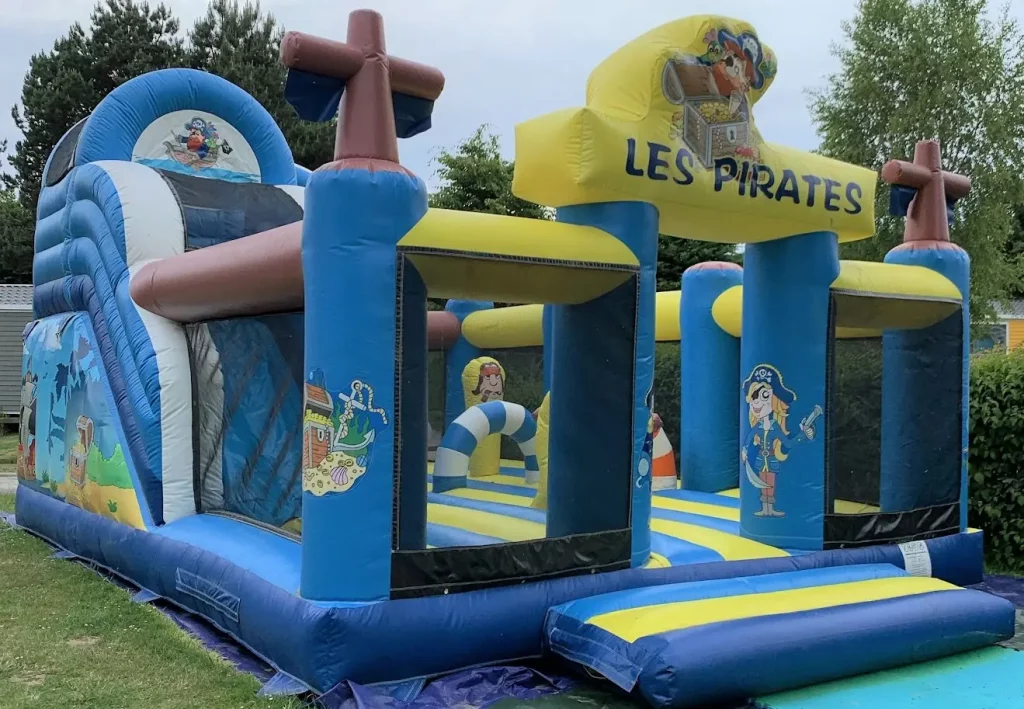 Château gonflable à thème de pirates
