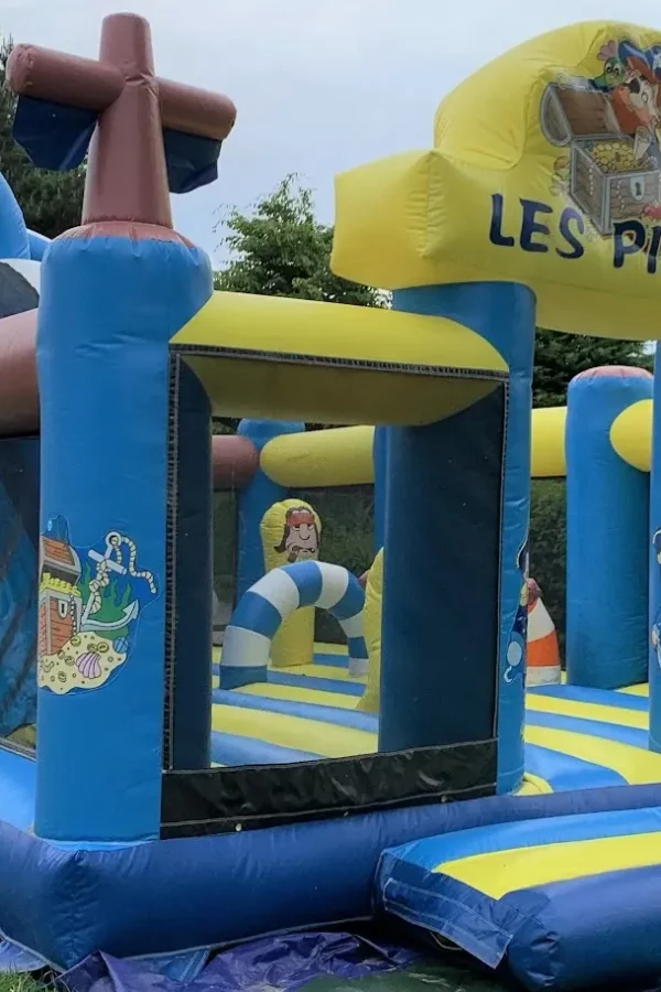 Château gonflable à thème de pirates