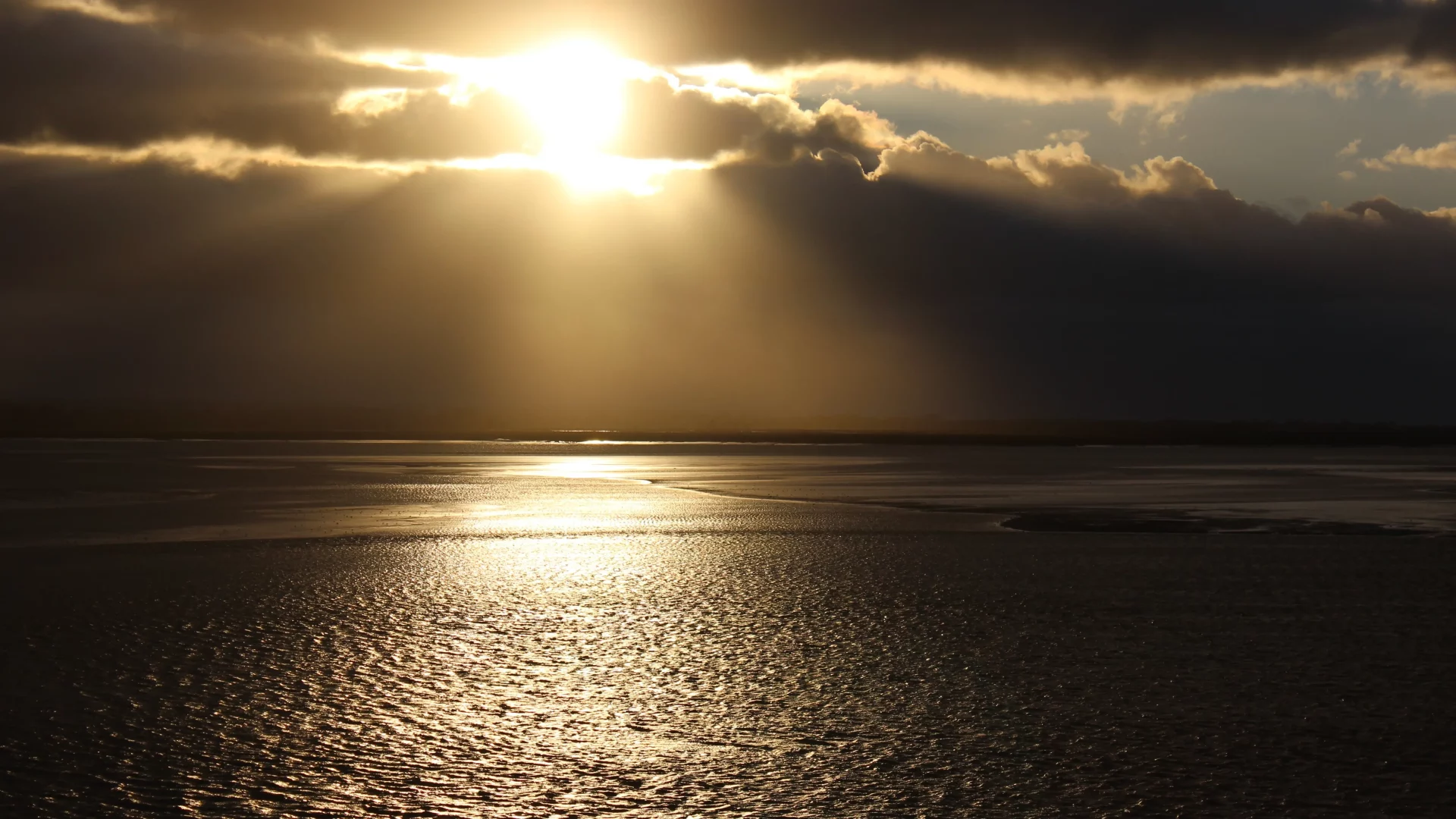 Lever de soleil sur un lac paisible.