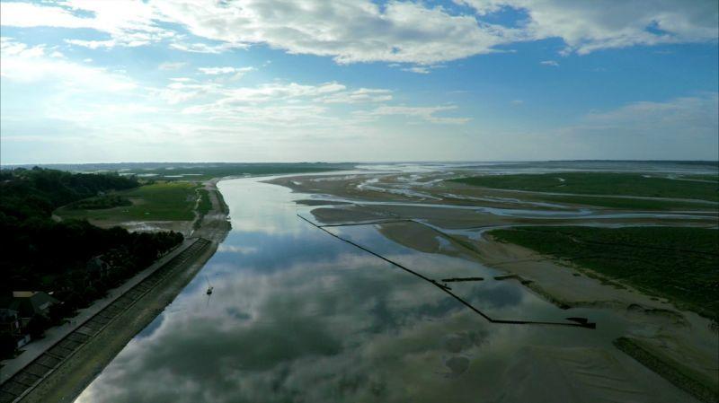 Vue aérienne d'un paysage aquatique paisible