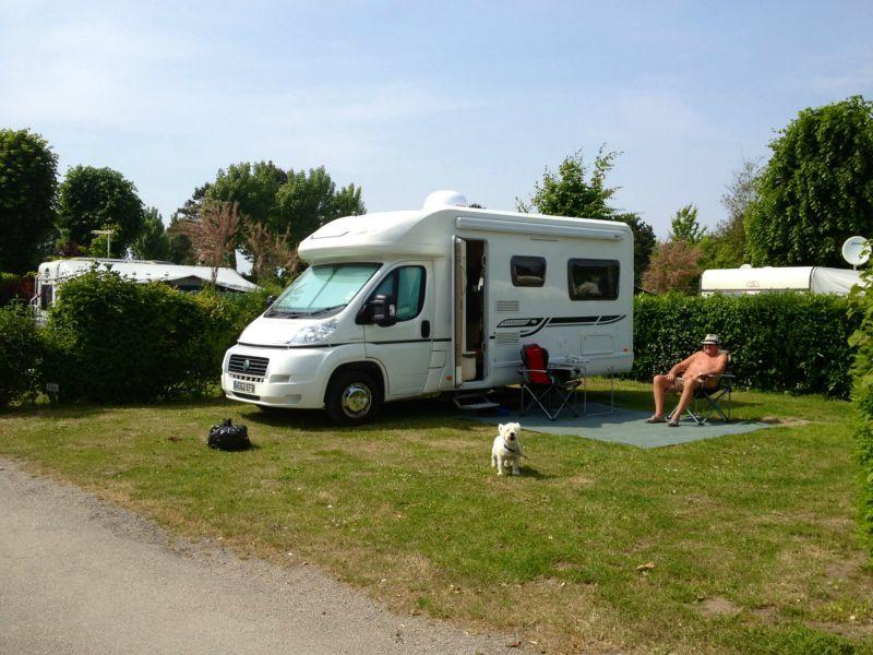 Camping-car sur un terrain de camping ensoleillé