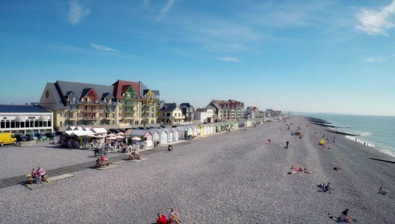 Plage avec cabanes et bâtiments en bord de mer