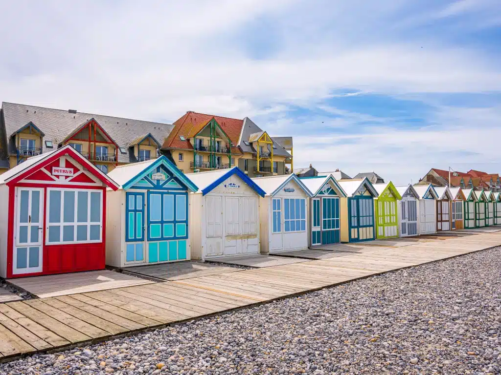 Cabines de plage en bord de mer
