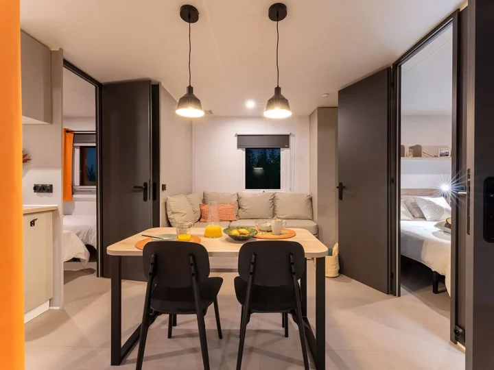 Intérieur moderne d'un appartement lumineux et accueillant