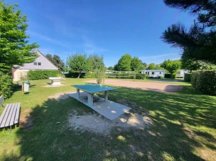 Terrain de sport en plein air avec table de ping-pong