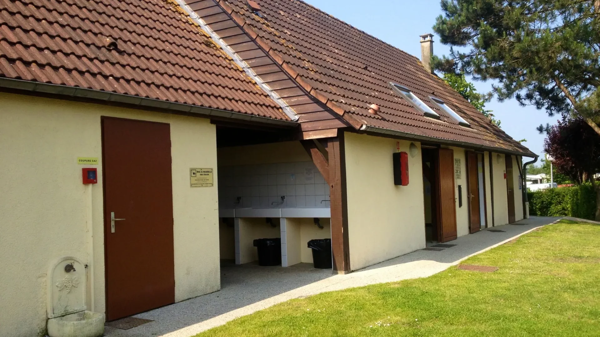 Toilettes extérieures avec espaces de lavage.