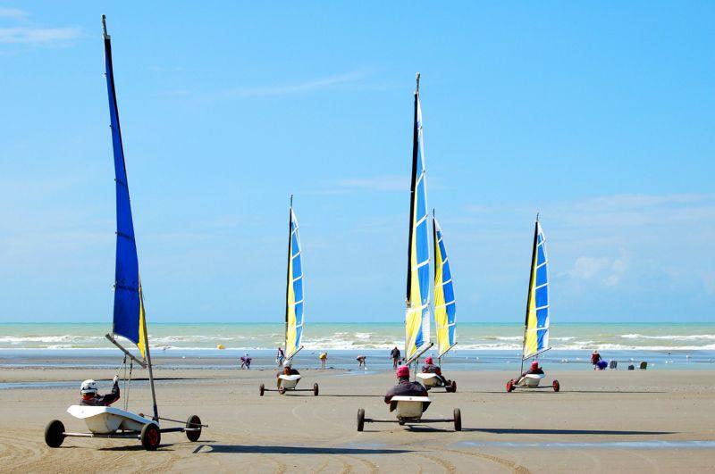Voiliers sur une plage ensoleillée.