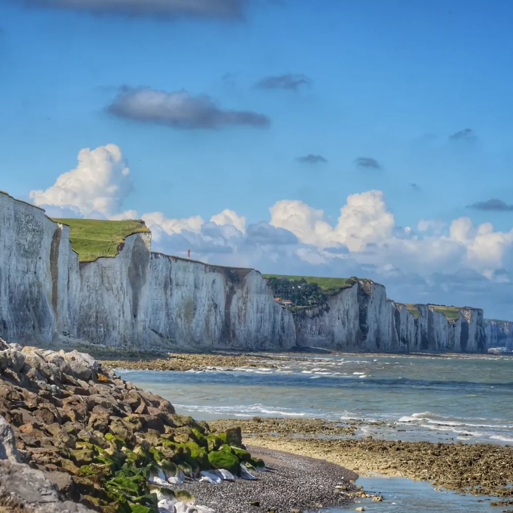 Vue sur les falaises d’Ault et de la côte picarde au bord de la Manche