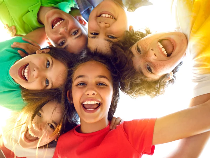 Groupe d'enfants joyeux souriant ensemble