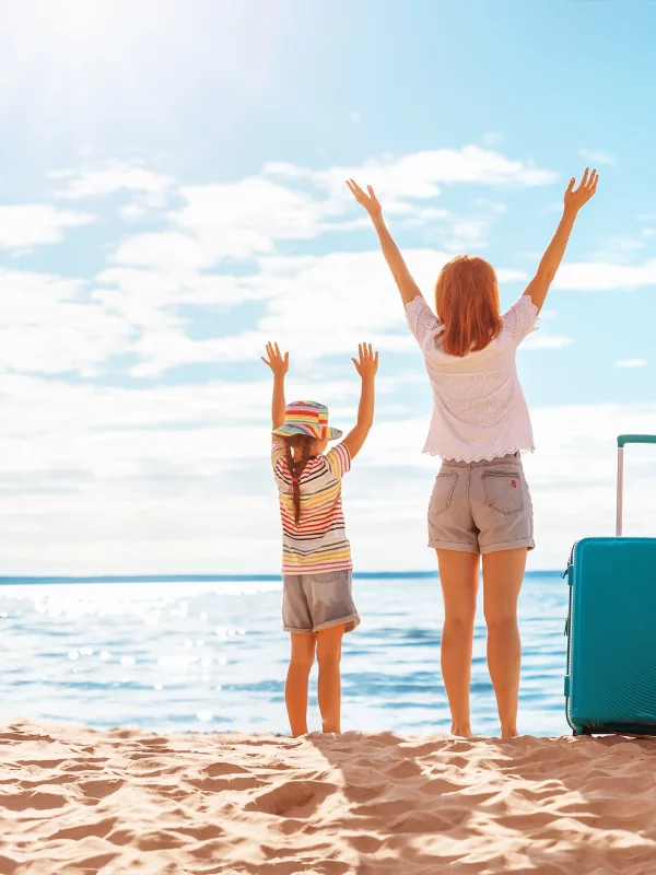 Une famille heureuse sur la plage sous le soleil.