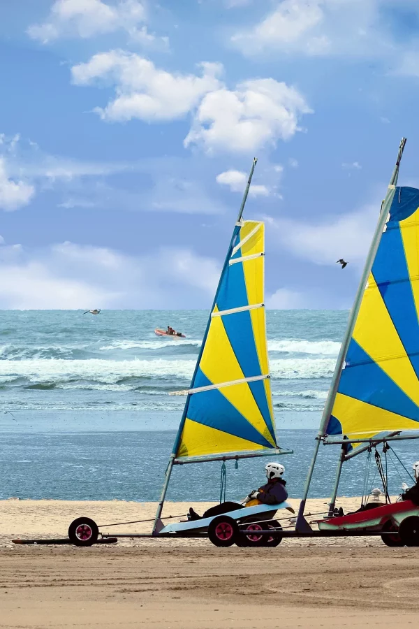 Deux char à voile sur la plage au soleil.
