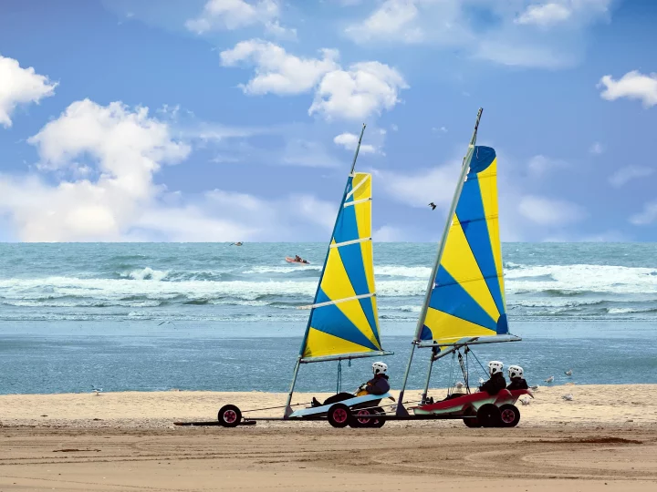Deux char à voile sur la plage au soleil.