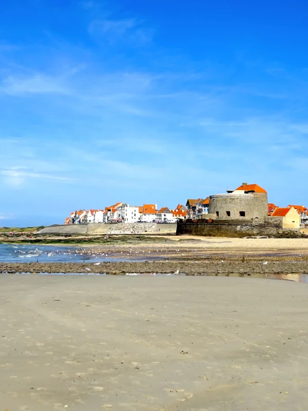 Plage avec maisons et ciel bleu en France