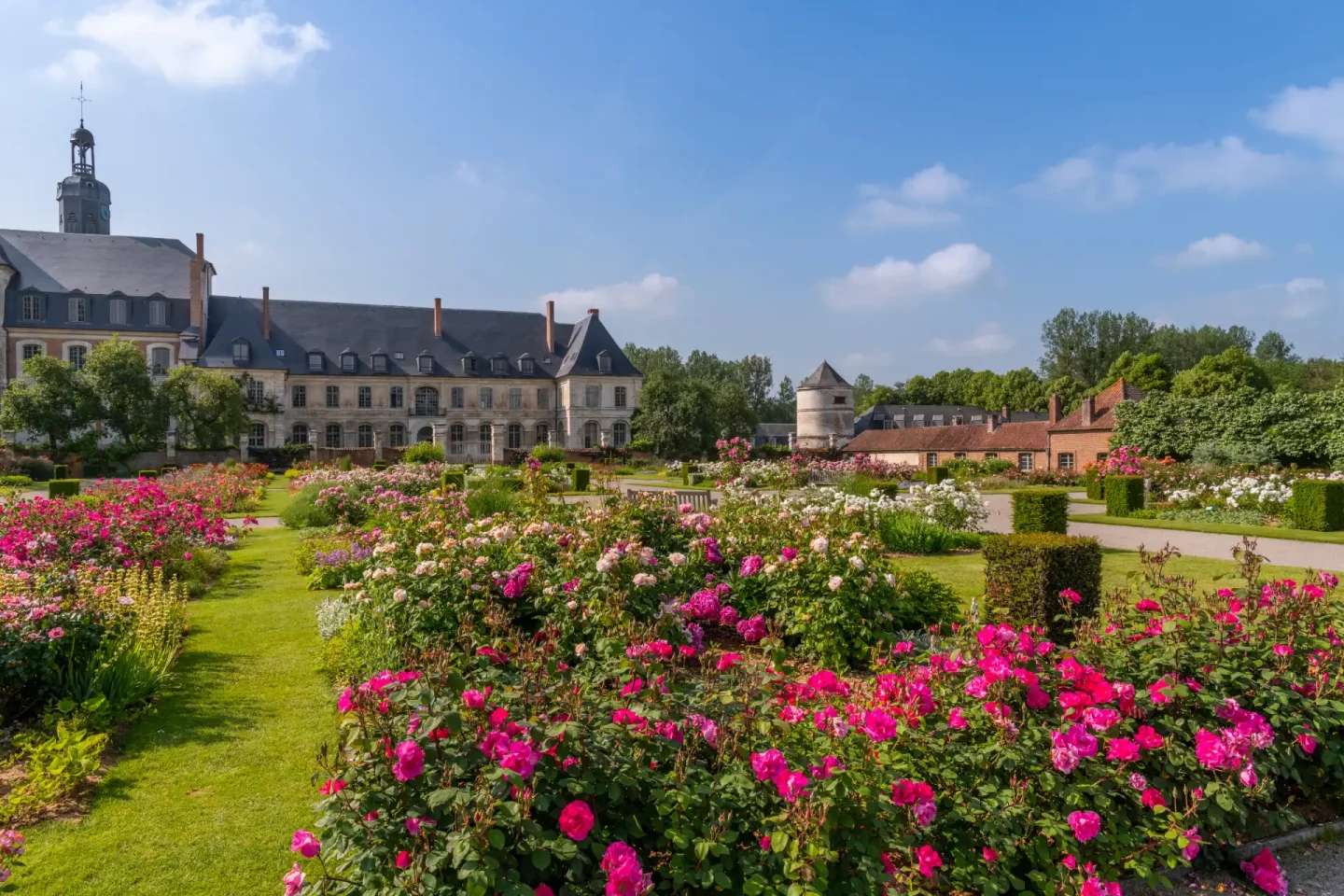Vue sur les jardins de l’abbaye de Valloires