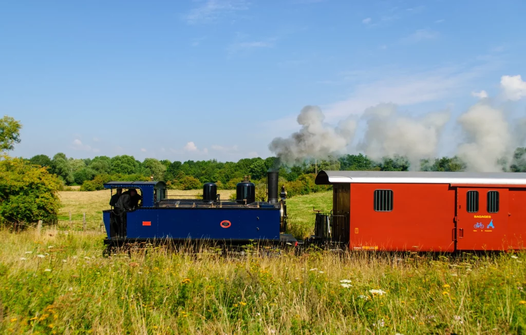 Locomotive à vapeur sur un chemin de fer pittoresque.