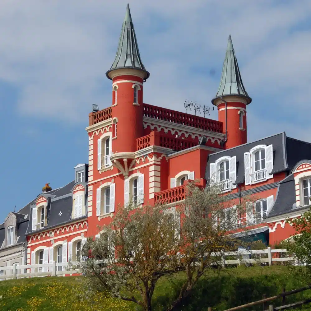 L’hôtel-restaurant Les Tourelles est situé sur la butte du moulin