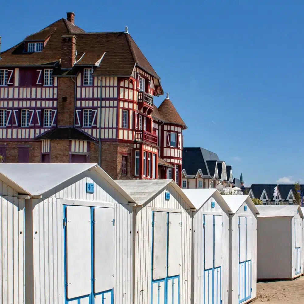 Cabines de plage alignées sur le front de mer du Crotoy