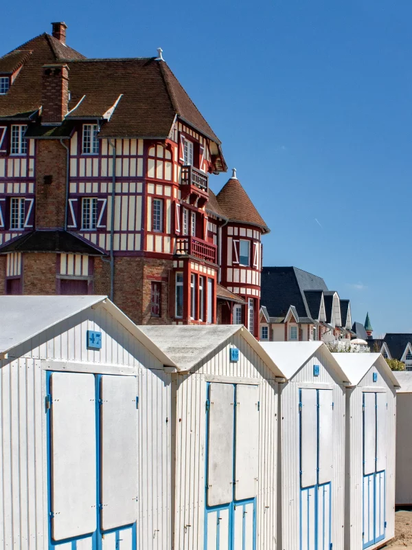 Maisons colorées et cabines de plage à Deauville.