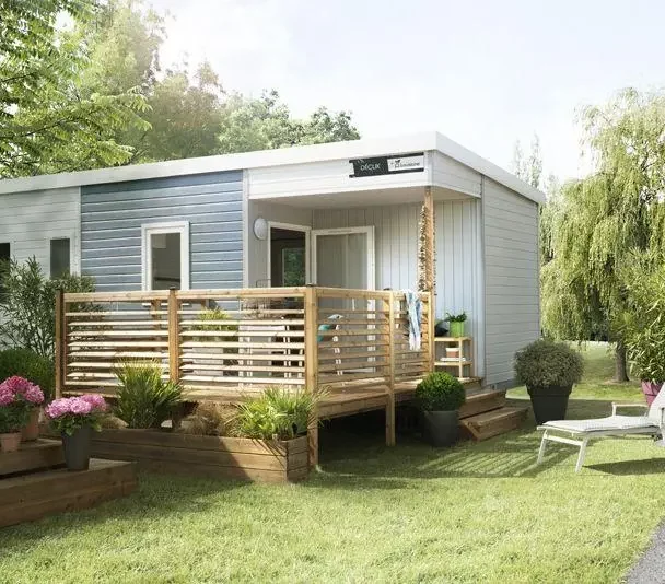 Maison moderne avec terrasse et espace vert.