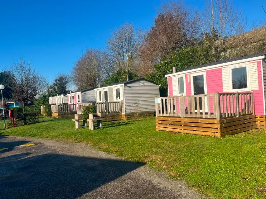 Chalets colorés dans un environnement paisible.