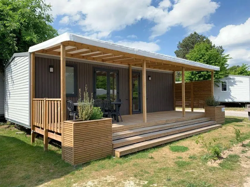 Mobil-home moderne avec terrasse en bois