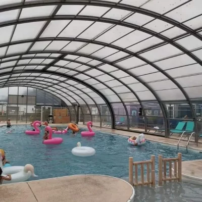 Piscine intérieure avec flottants colorés et enfants