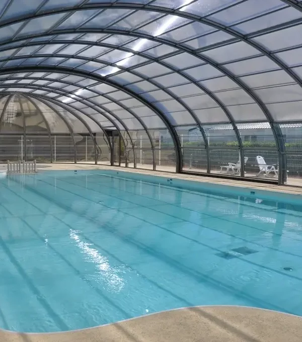 Piscine couverte avec un éclairage naturel.