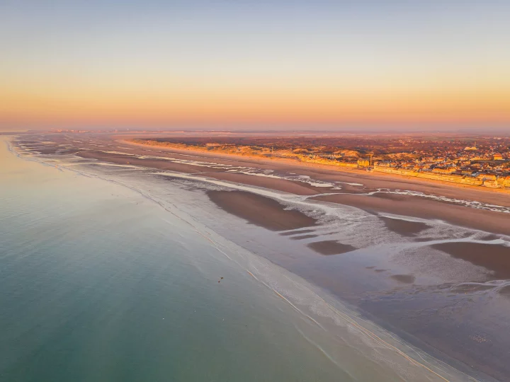 Plage au coucher de soleil en France.