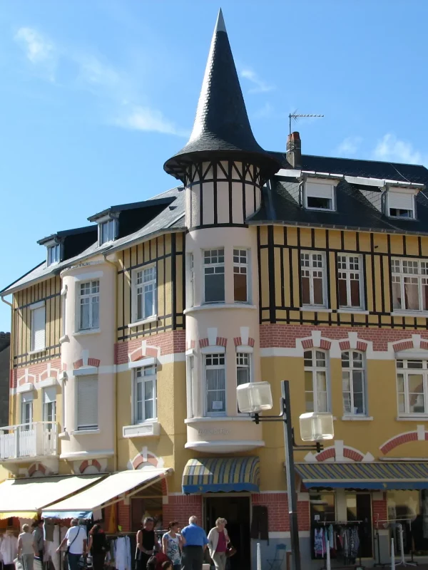 Bâtiment architectural coloré à la plage