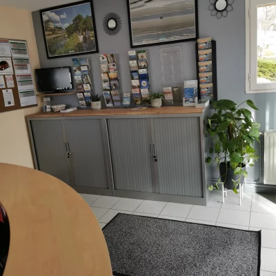 Espace d'accueil avec brochures et décorations murales