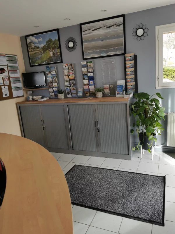 Espace d'accueil avec brochures et décorations murales