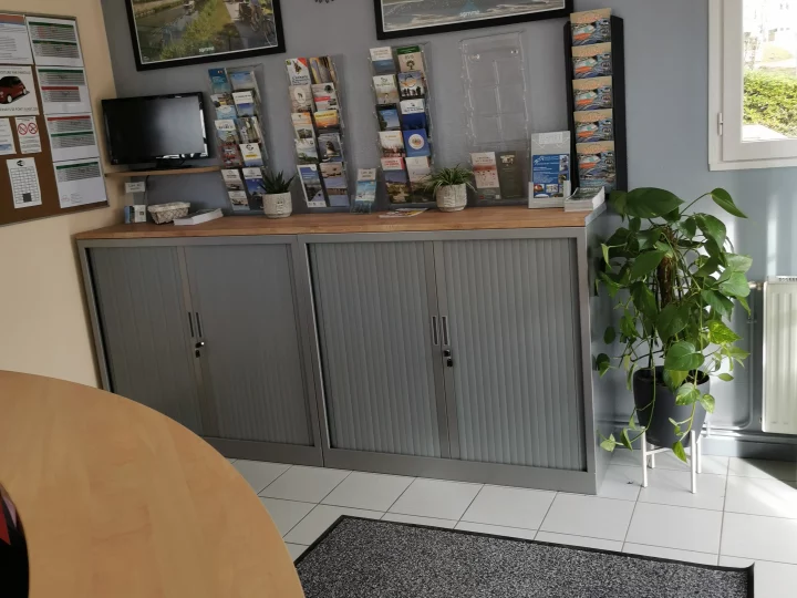 Espace d'accueil avec brochures et décorations murales