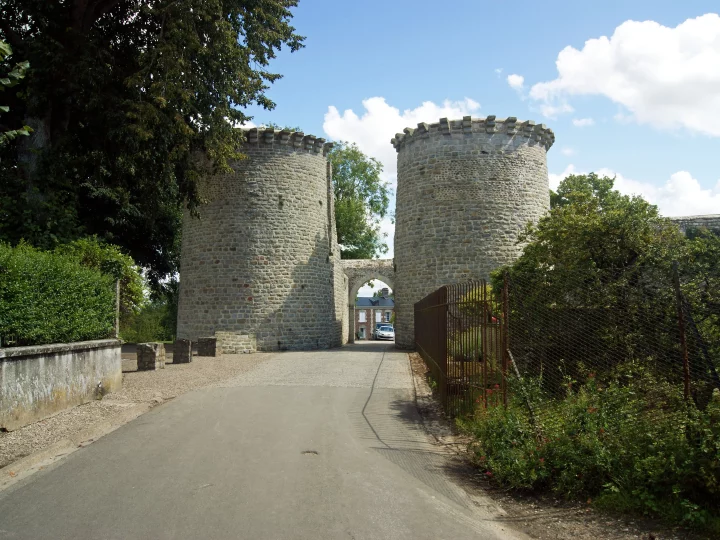 Deux tours médiévales en pierre, chemin d'accès.
