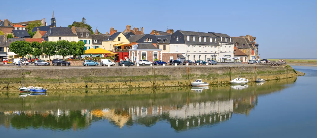 Vue d'une ville au bord de l'eau.