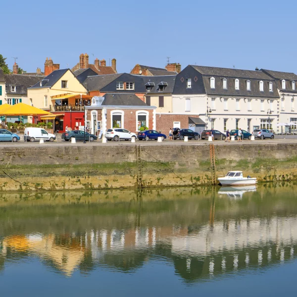 Vue d'une ville au bord de l'eau.