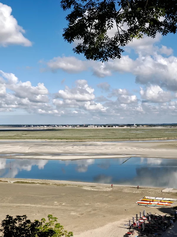 Vue panoramique d'un paysage côtier calme.