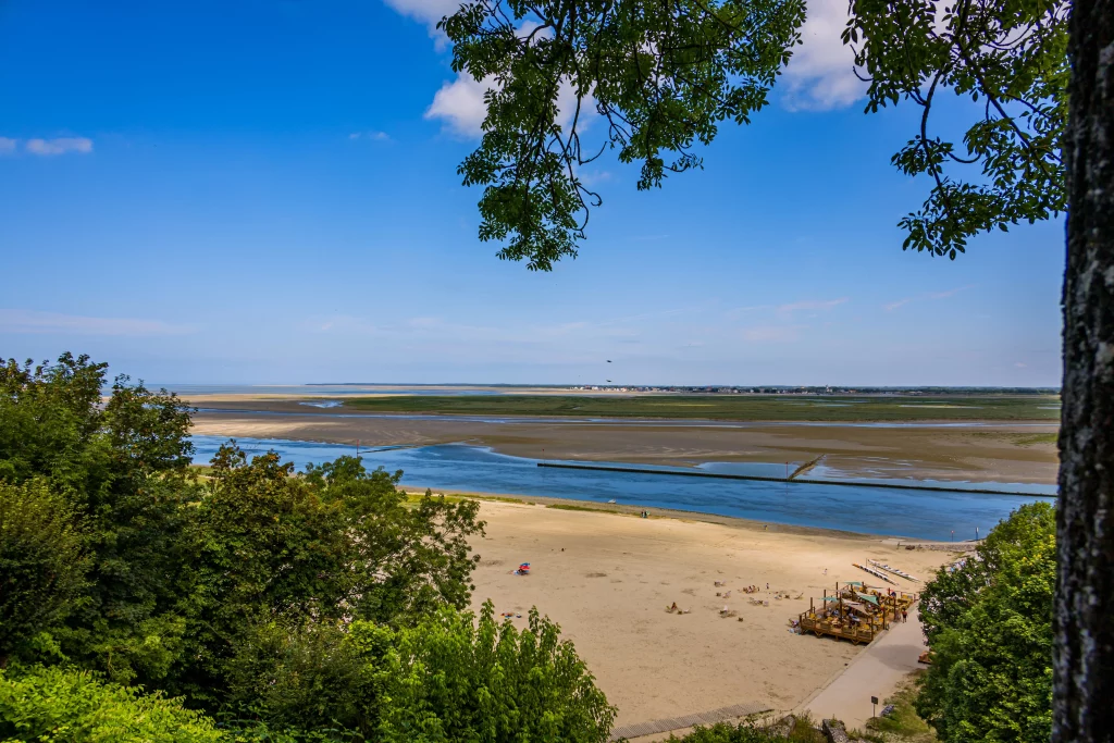 Vue panoramique d'une plage avec rivière.