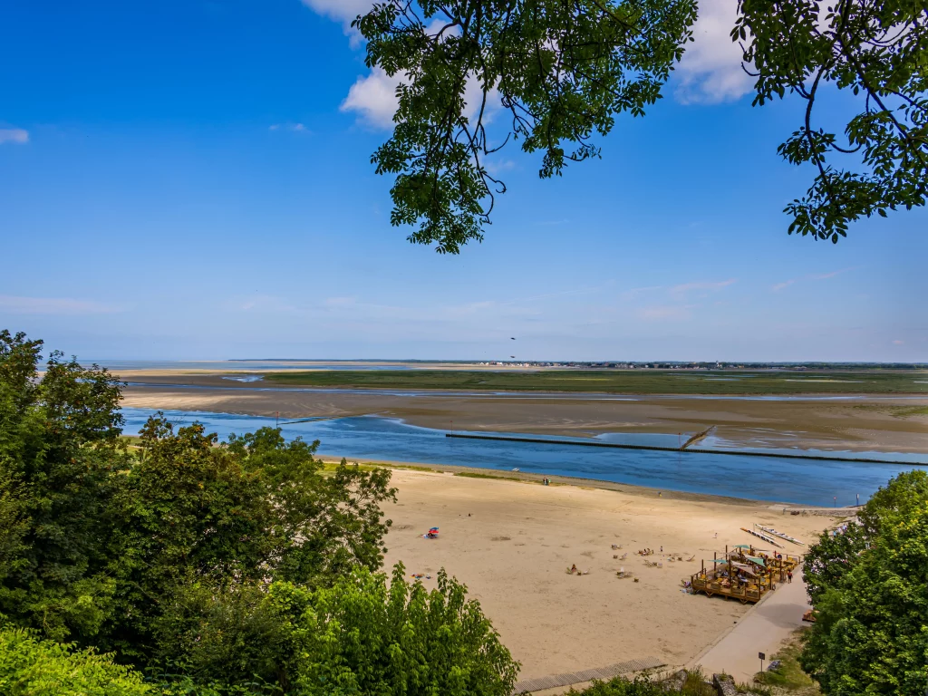 Vue panoramique d'une plage avec rivière.