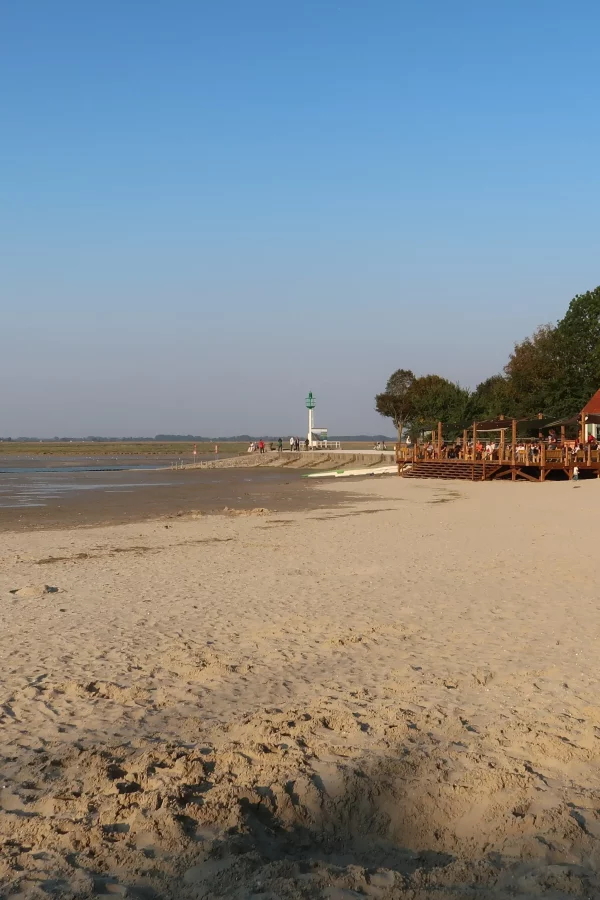 Plage calme avec une maison en bord de mer.