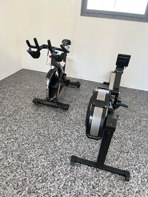 Salle de sport avec vélo et rameur