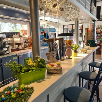 Bar avec décor printanier et boissons variées.