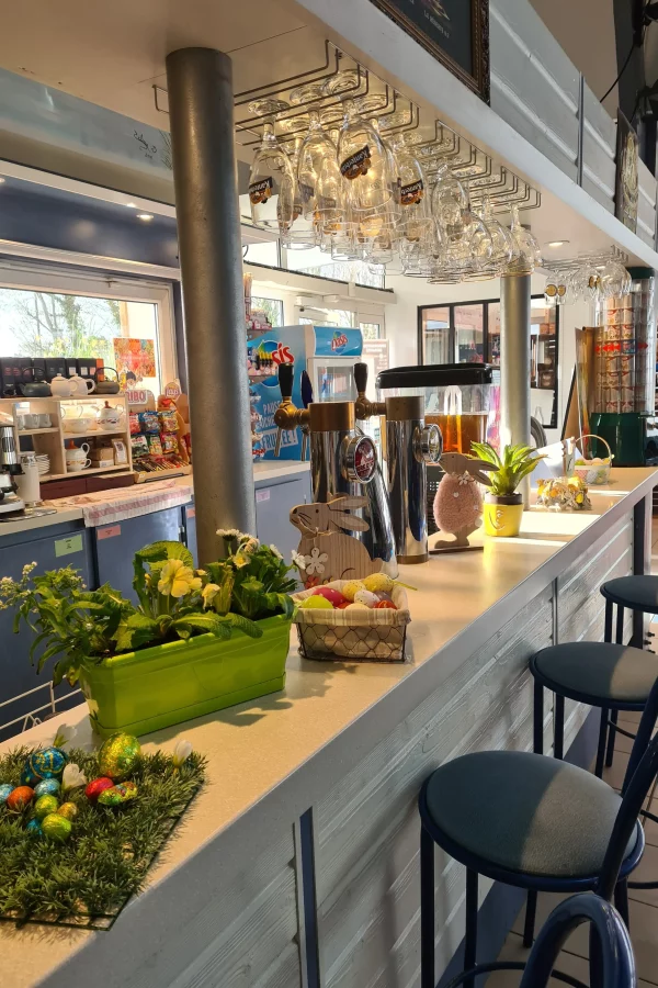 Bar avec décor printanier et boissons variées.