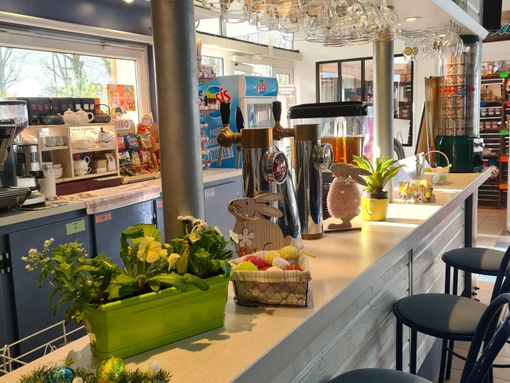 Bar avec décor printanier et boissons variées.