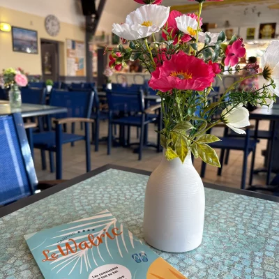 Vase décoratif avec fleurs sur une table