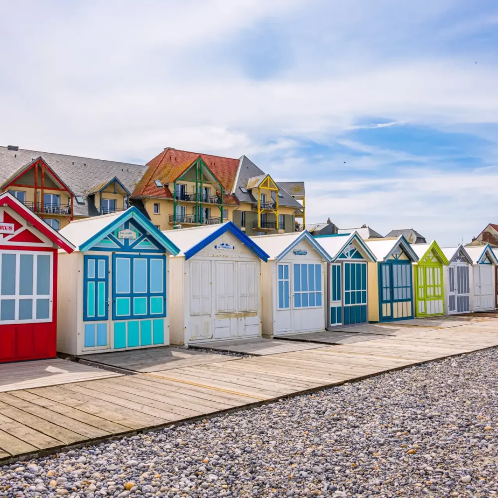 L'aire pour camping-cars est située près de la grande plage de Cayeux-sur-Mer
