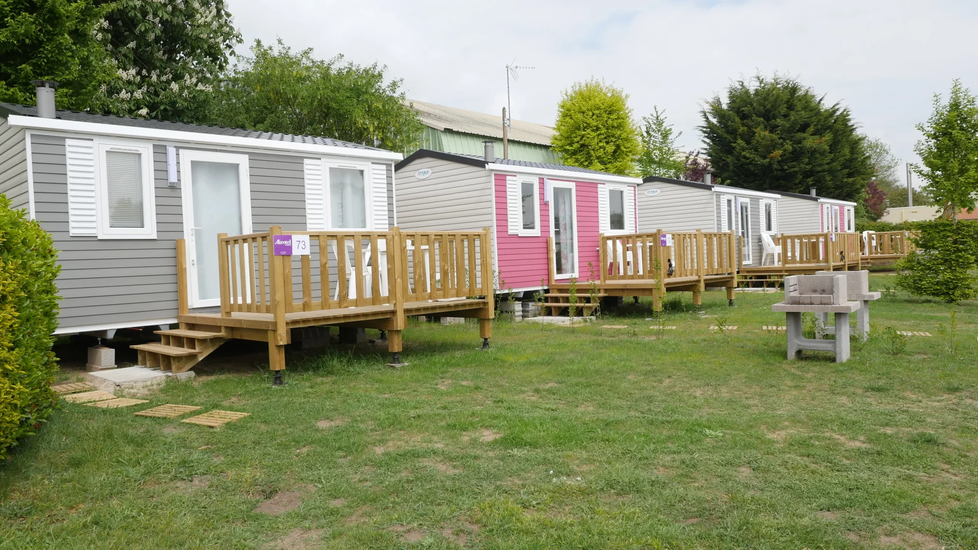 Mobil-homes colorés dans un espace verdoyant.