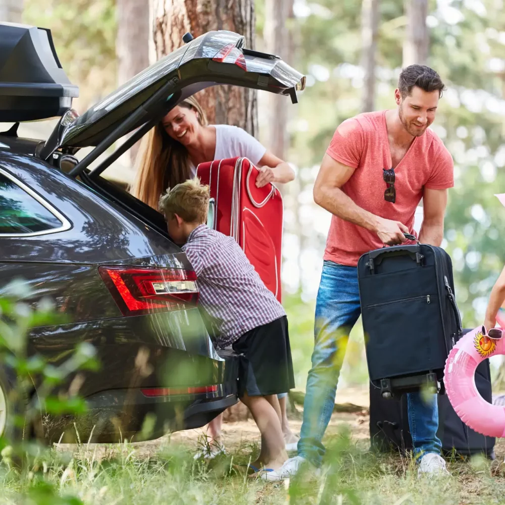Famille chargement voiture pour des vacances dans la Baie de Somme