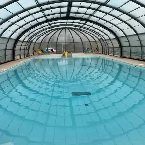 Intérieur d'une piscine couverte et lumineuse.